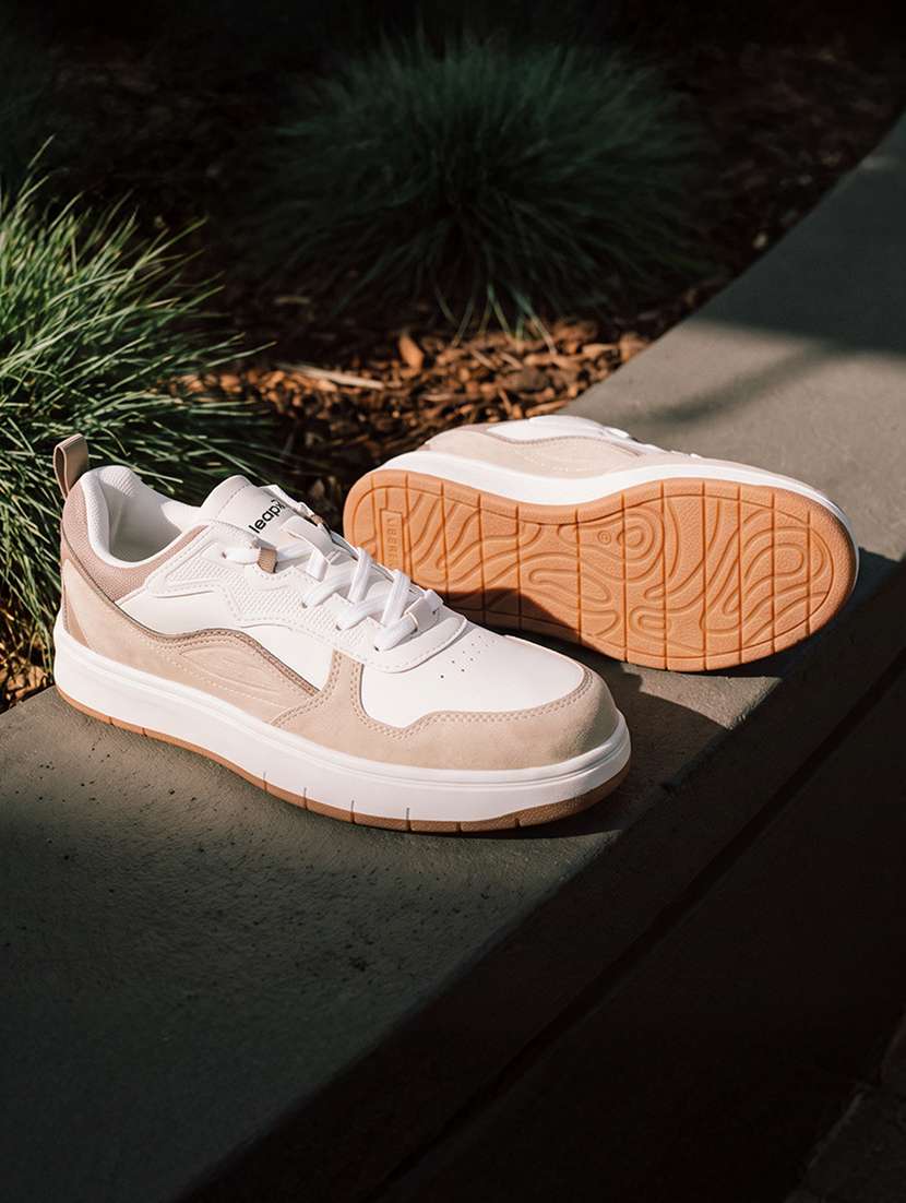 men beige lace up sneaker