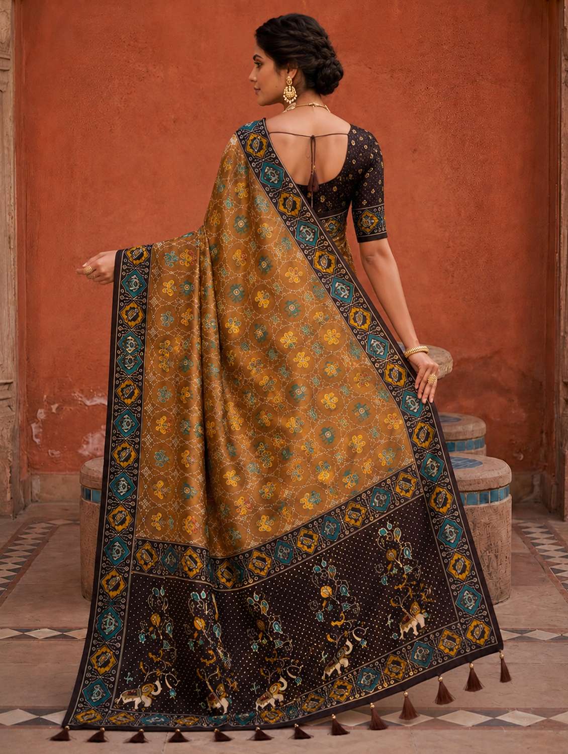 Women Self Design Patola Saree With Blouse - 22695384 -  Standard Image - 3
