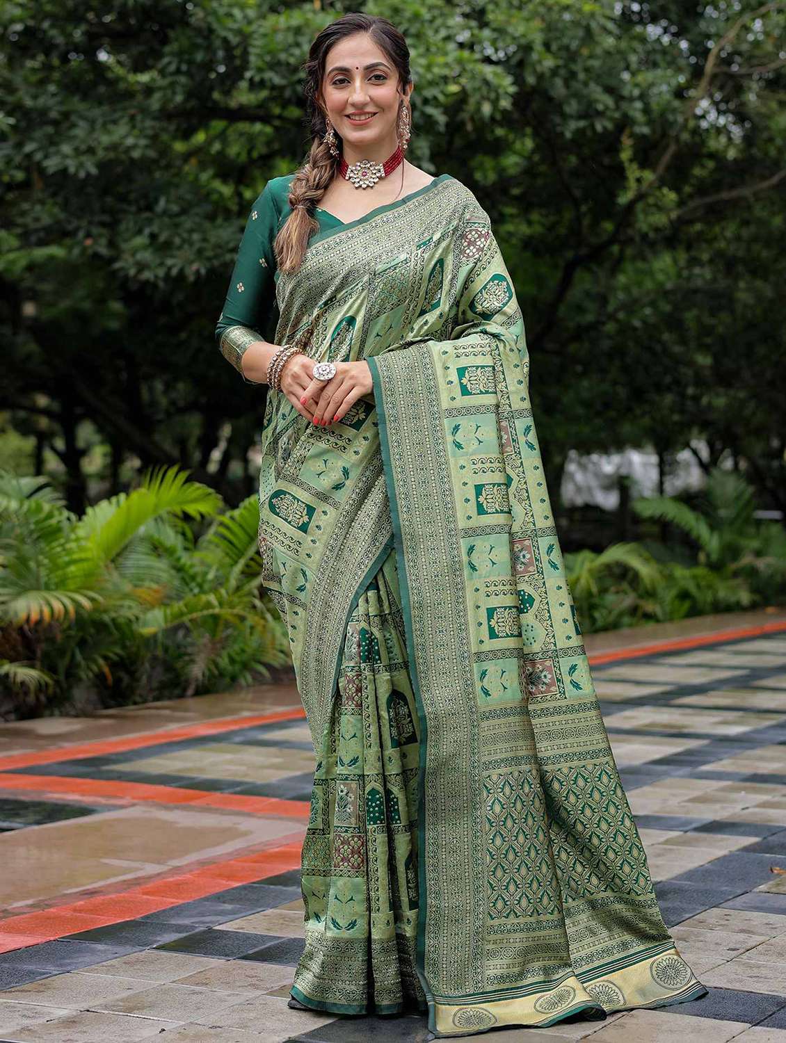 women self design banarasi saree with blouse