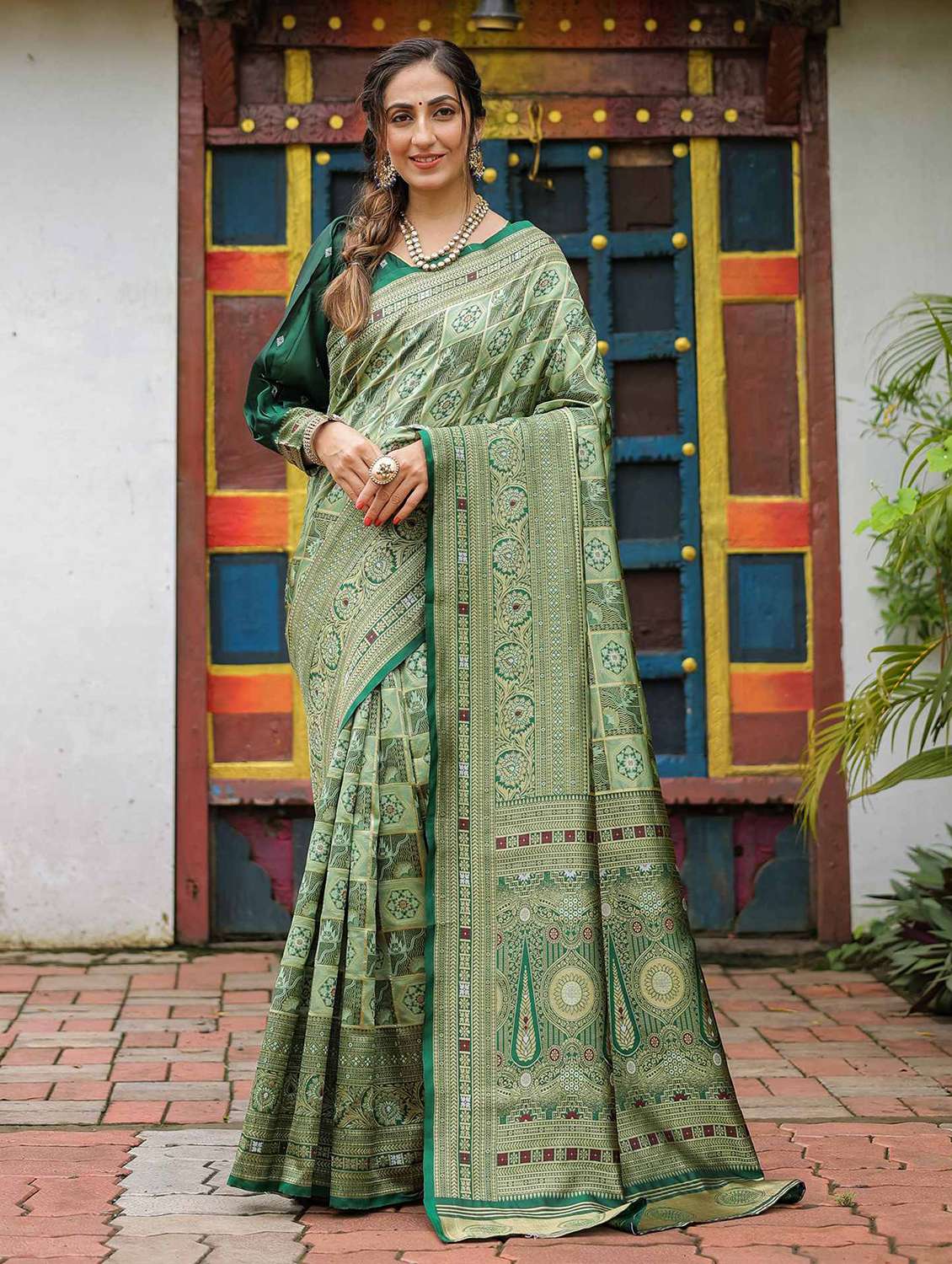 women self design banarasi saree with blouse