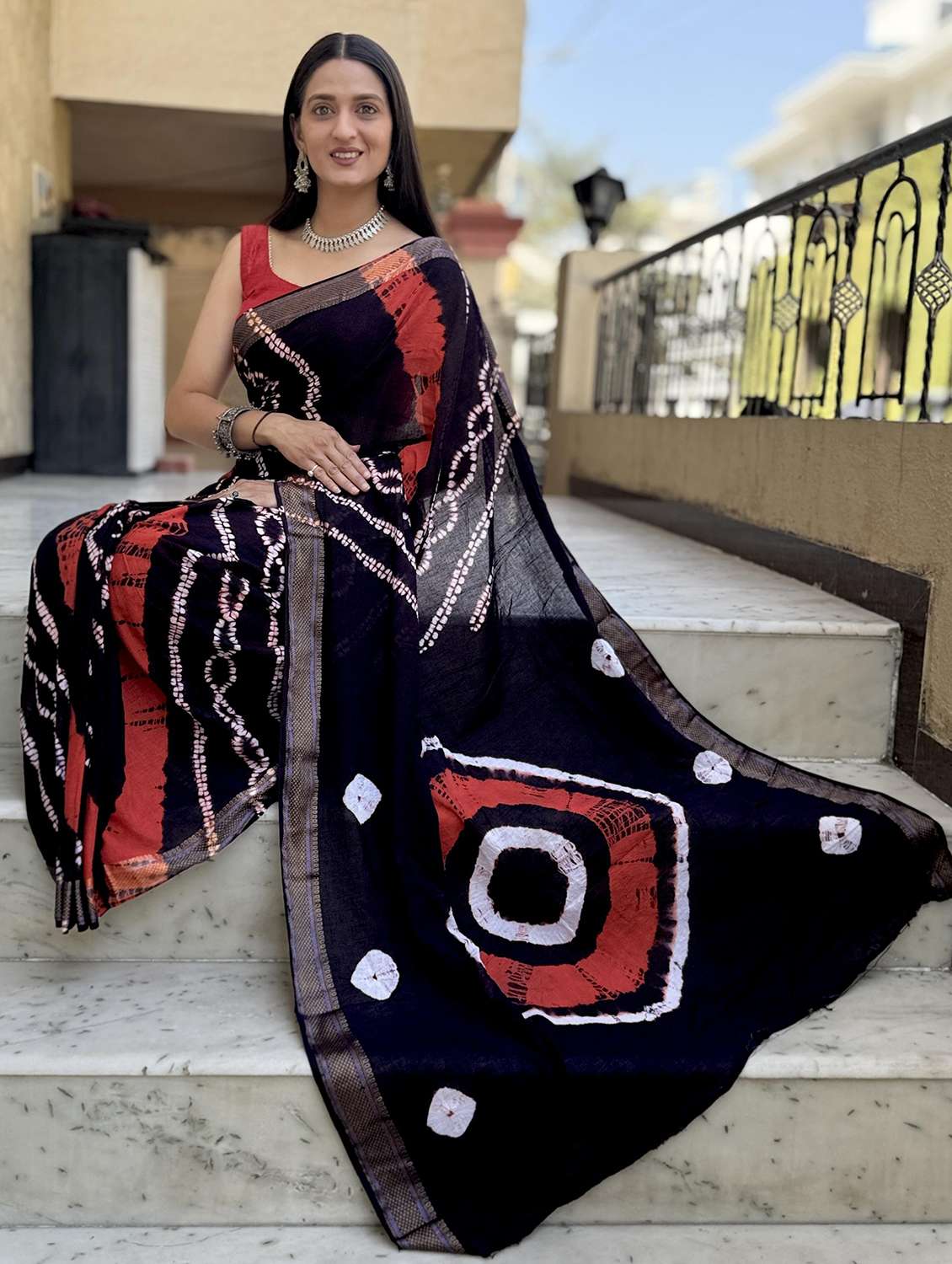 Women Printed Casual Wear Saree With Blouse - 22700354 -  Standard Image - 3