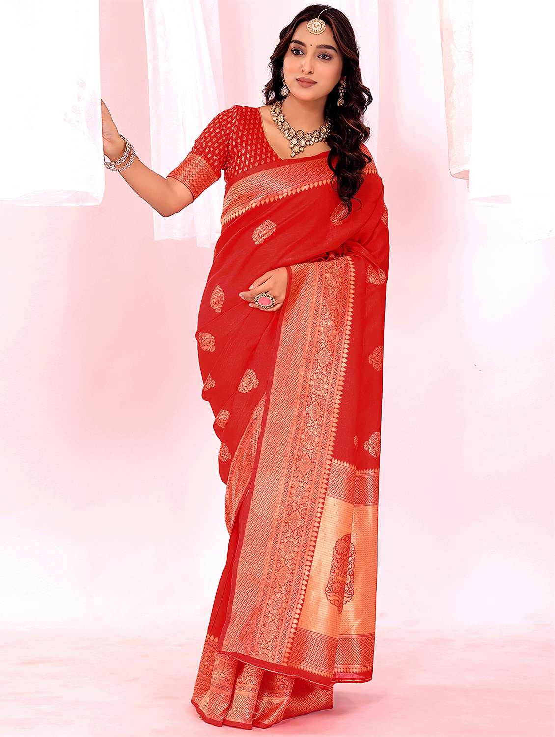 women self design bordered saree with blouse