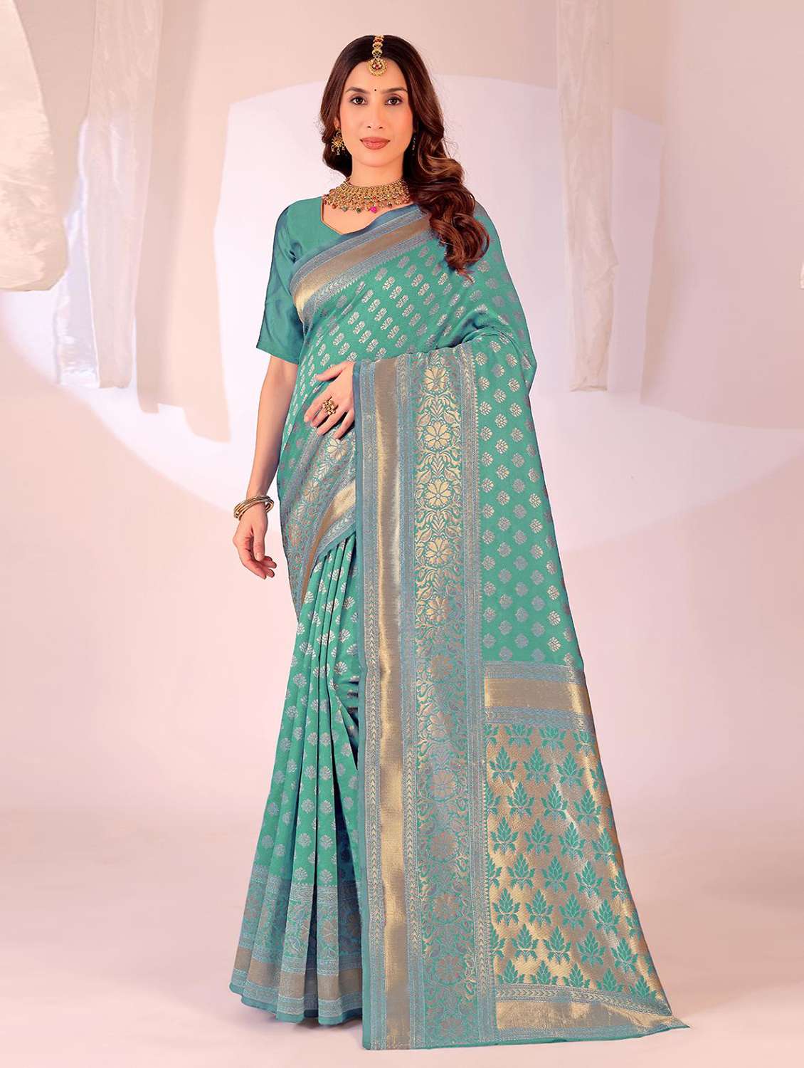 women self design banarasi saree with blouse