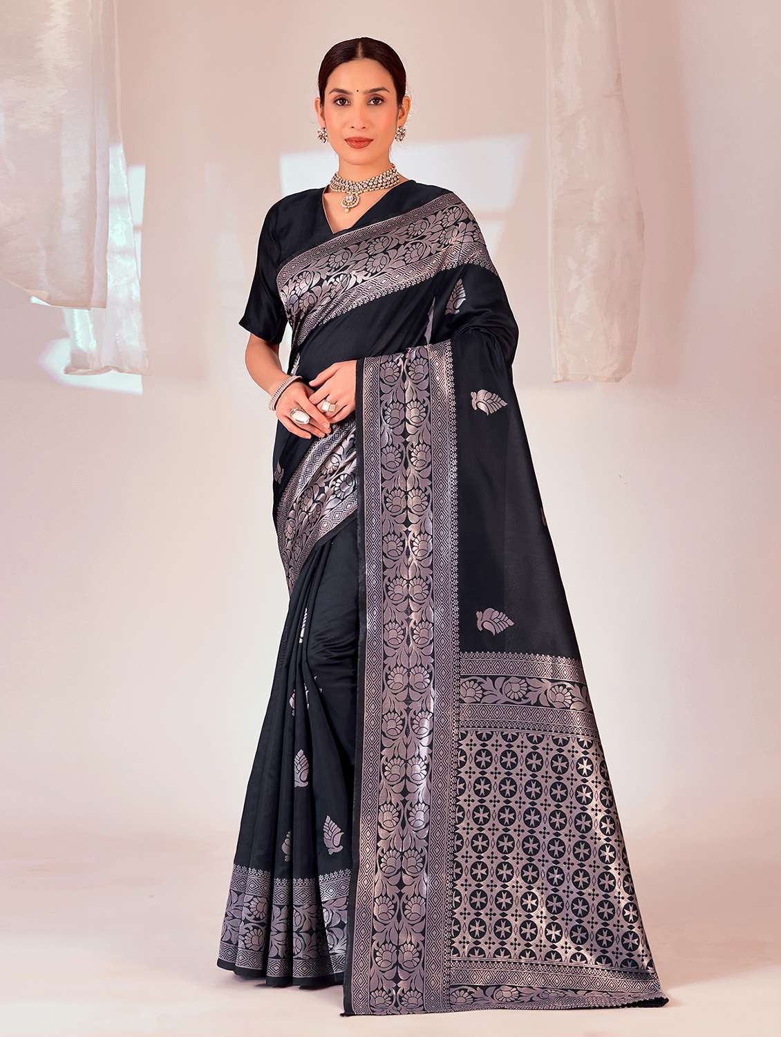 women self design bordered saree with blouse