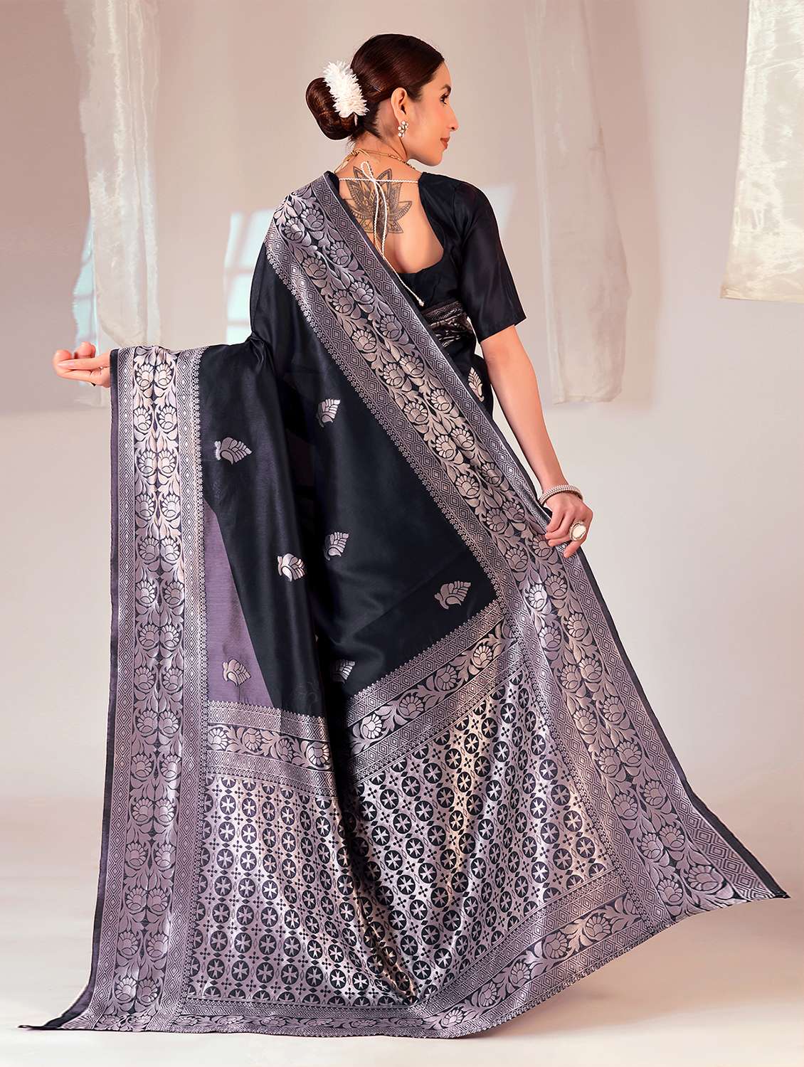 Women Self Design Bordered Saree With Blouse - 22700733 -  Standard Image - 3