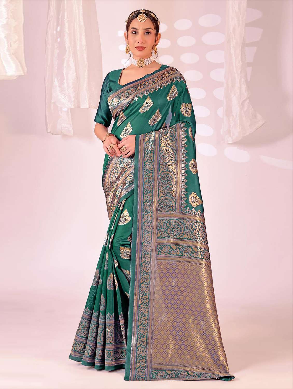 women self design banarasi saree with blouse