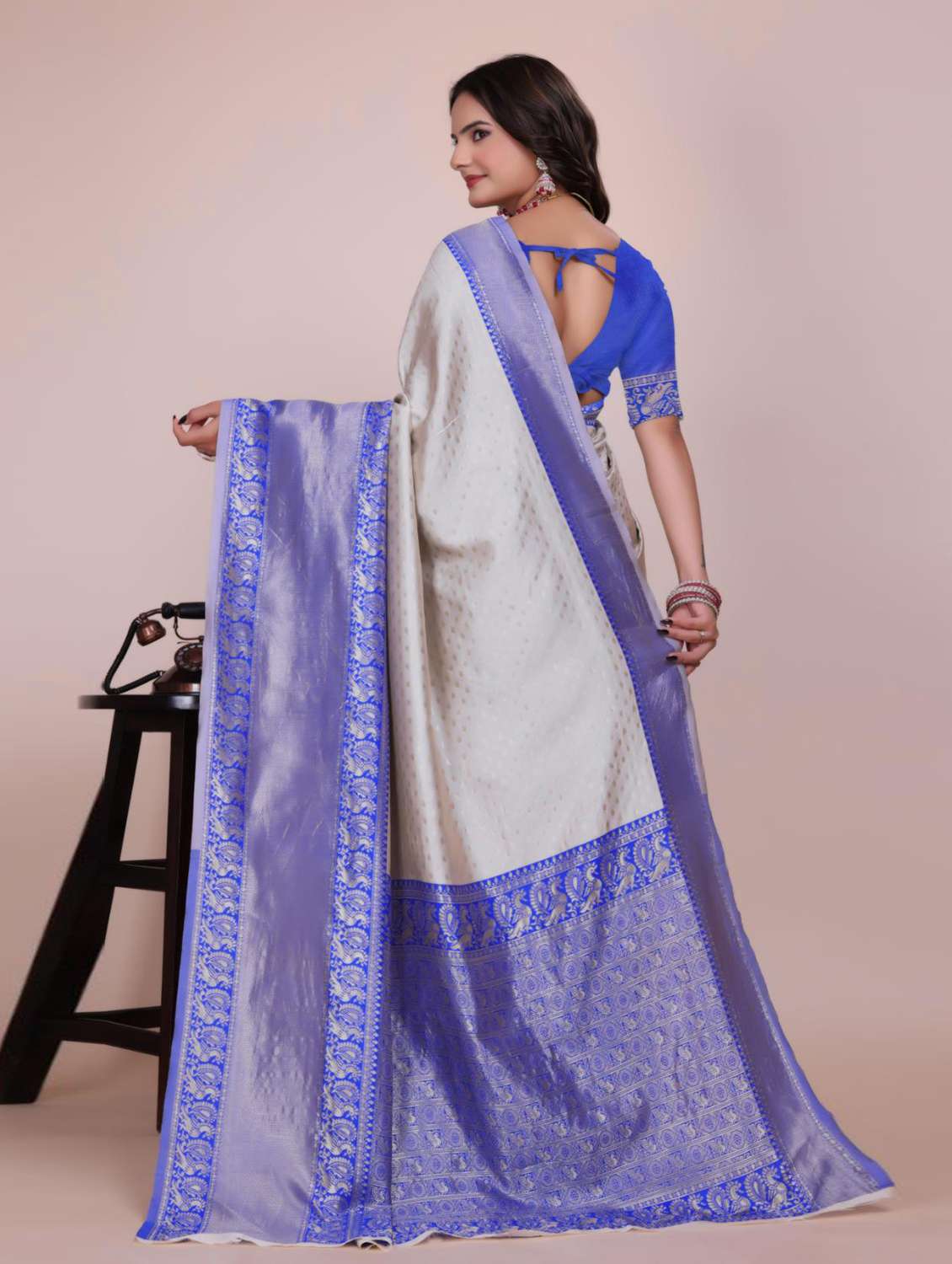 Women Self Design Banarasi Saree With Blouse - 22700776 -  Standard Image - 3