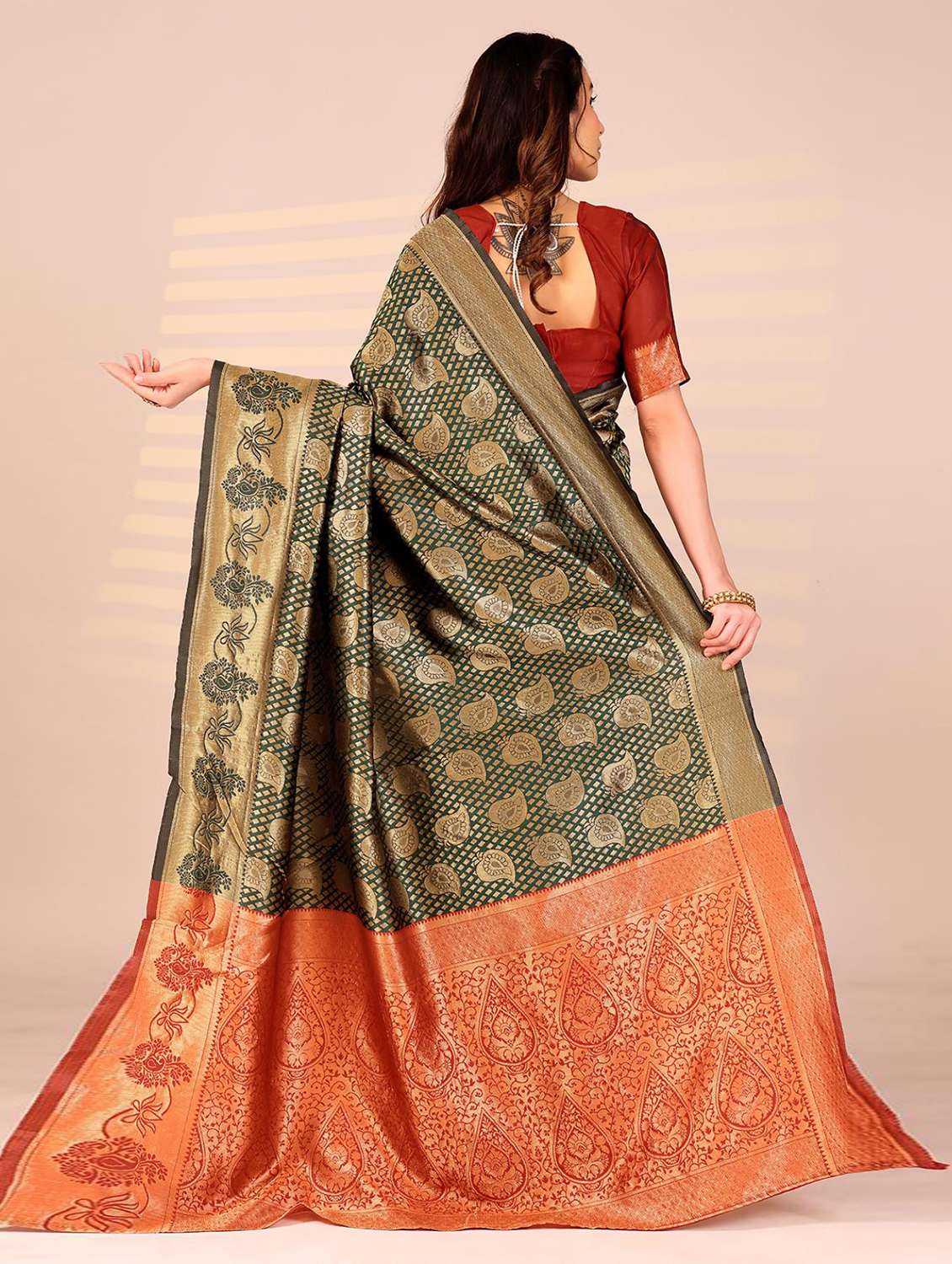 Women Self Design Banarasi Saree With Blouse - 22701858 -  Standard Image - 3