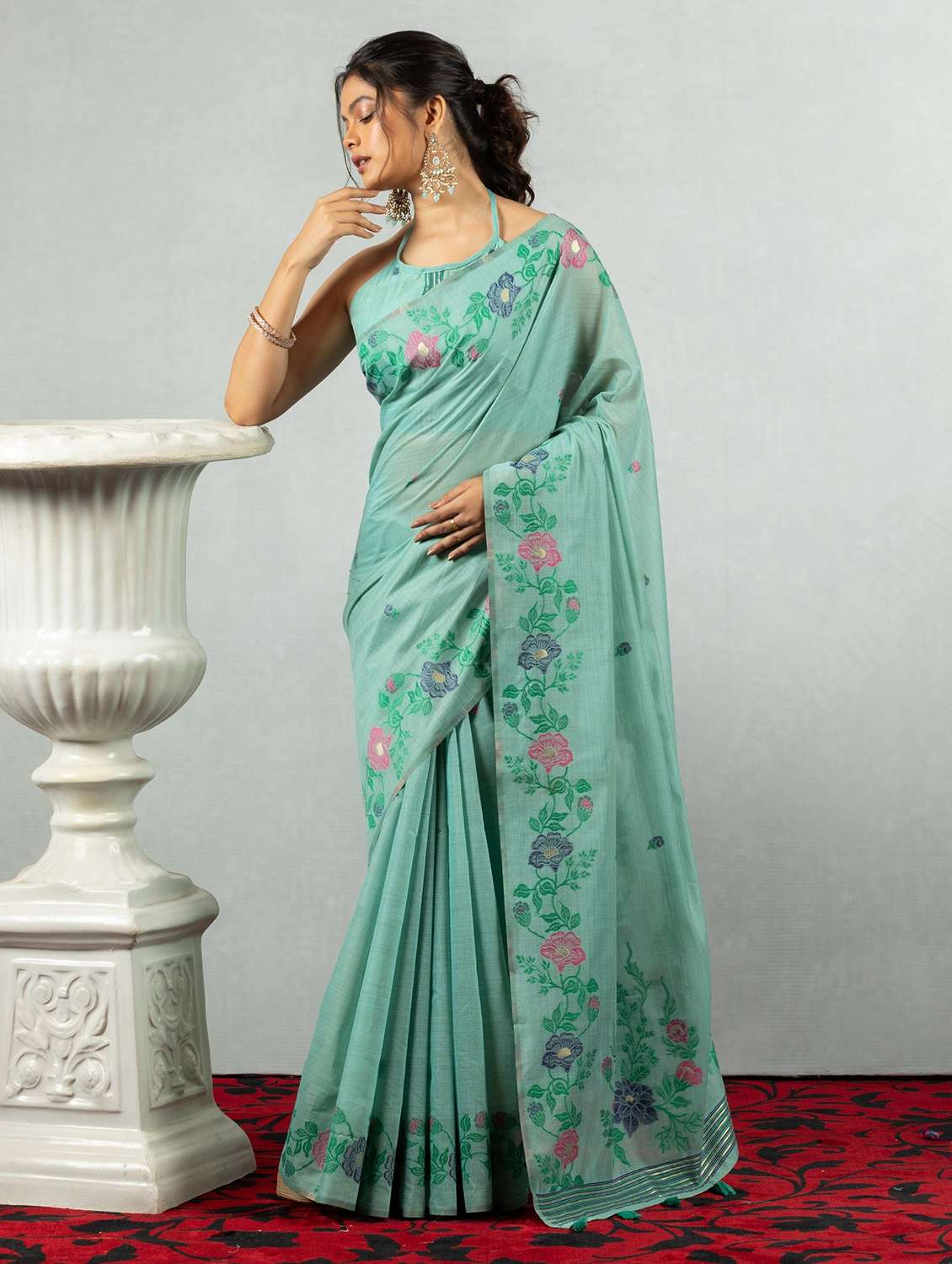 women self design handloom saree with blouse
