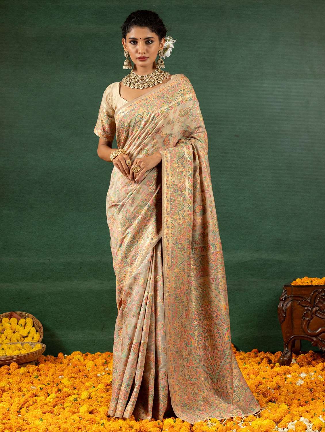 women self design handloom saree with blouse