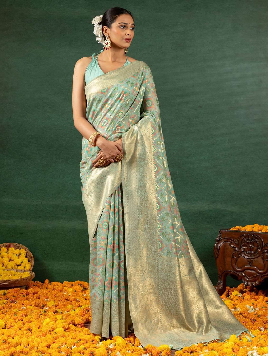 women self design handloom saree with blouse