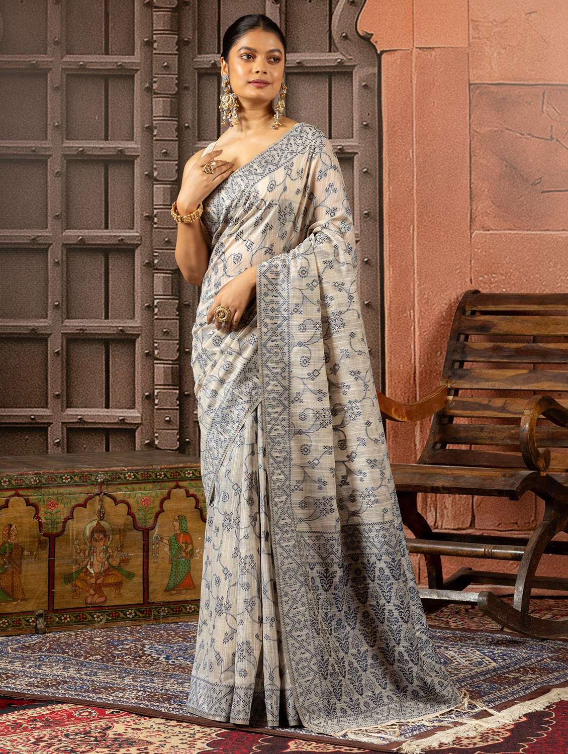 women self design handloom saree with blouse
