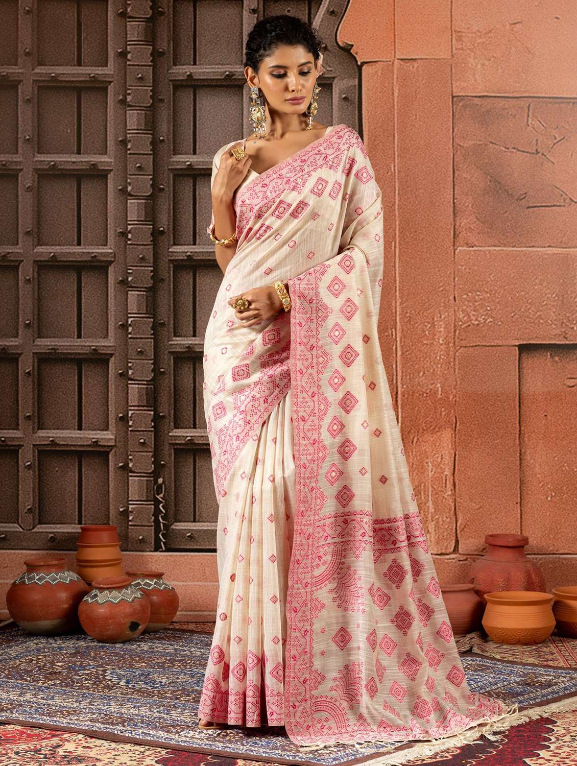 women self design handloom saree with blouse