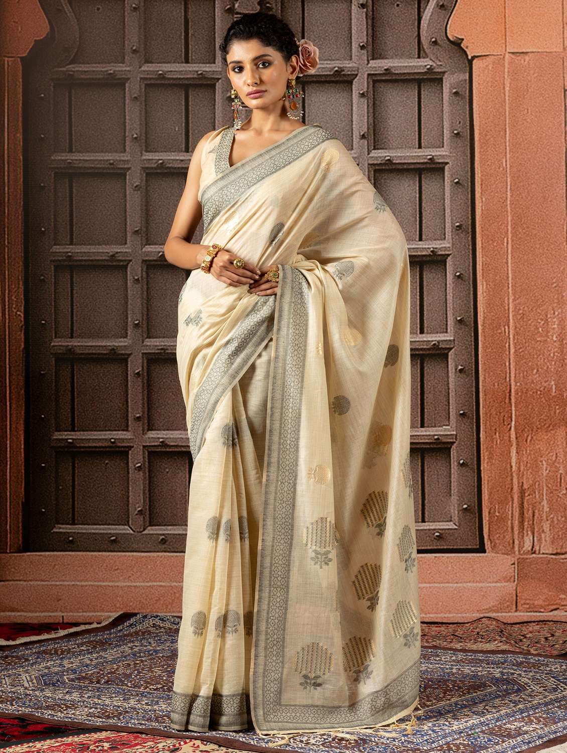 women self design handloom saree with blouse