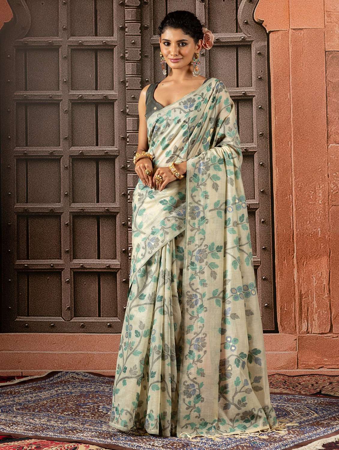 women self design handloom saree with blouse