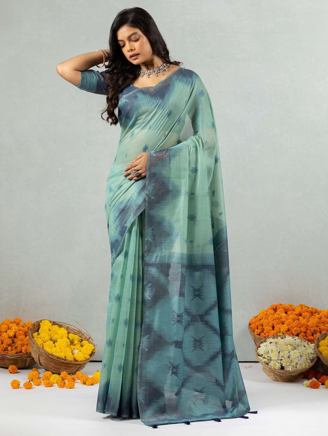 women self design handloom saree with blouse