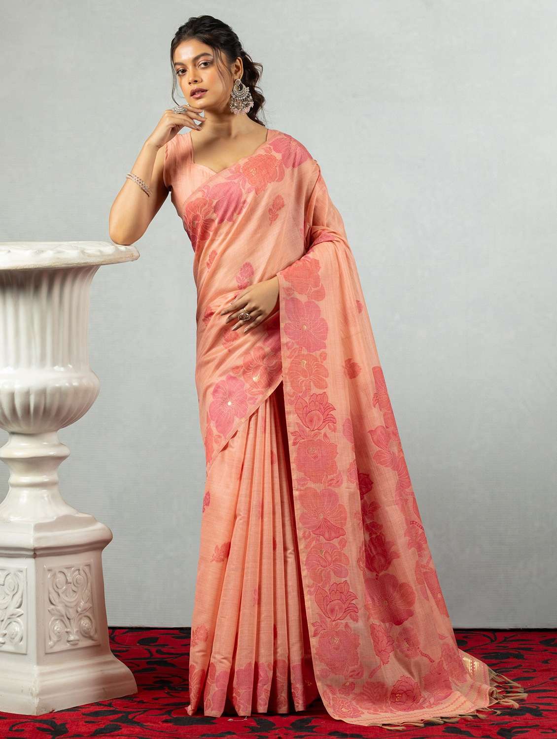 women self design handloom saree with blouse
