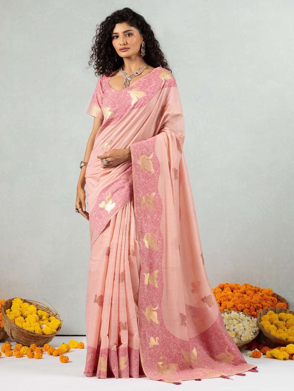 women self design handloom saree with blouse