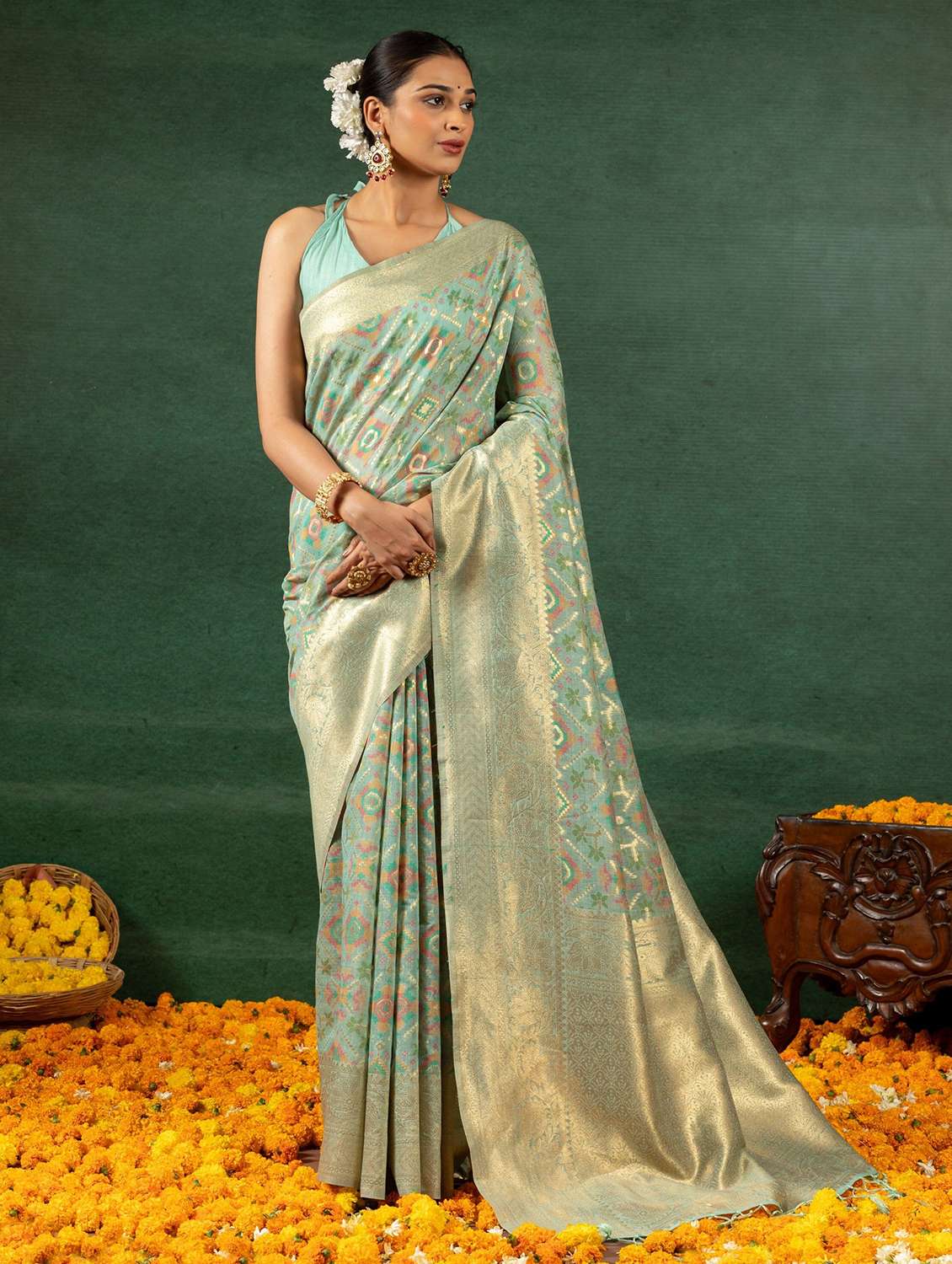 women self design handloom saree with blouse