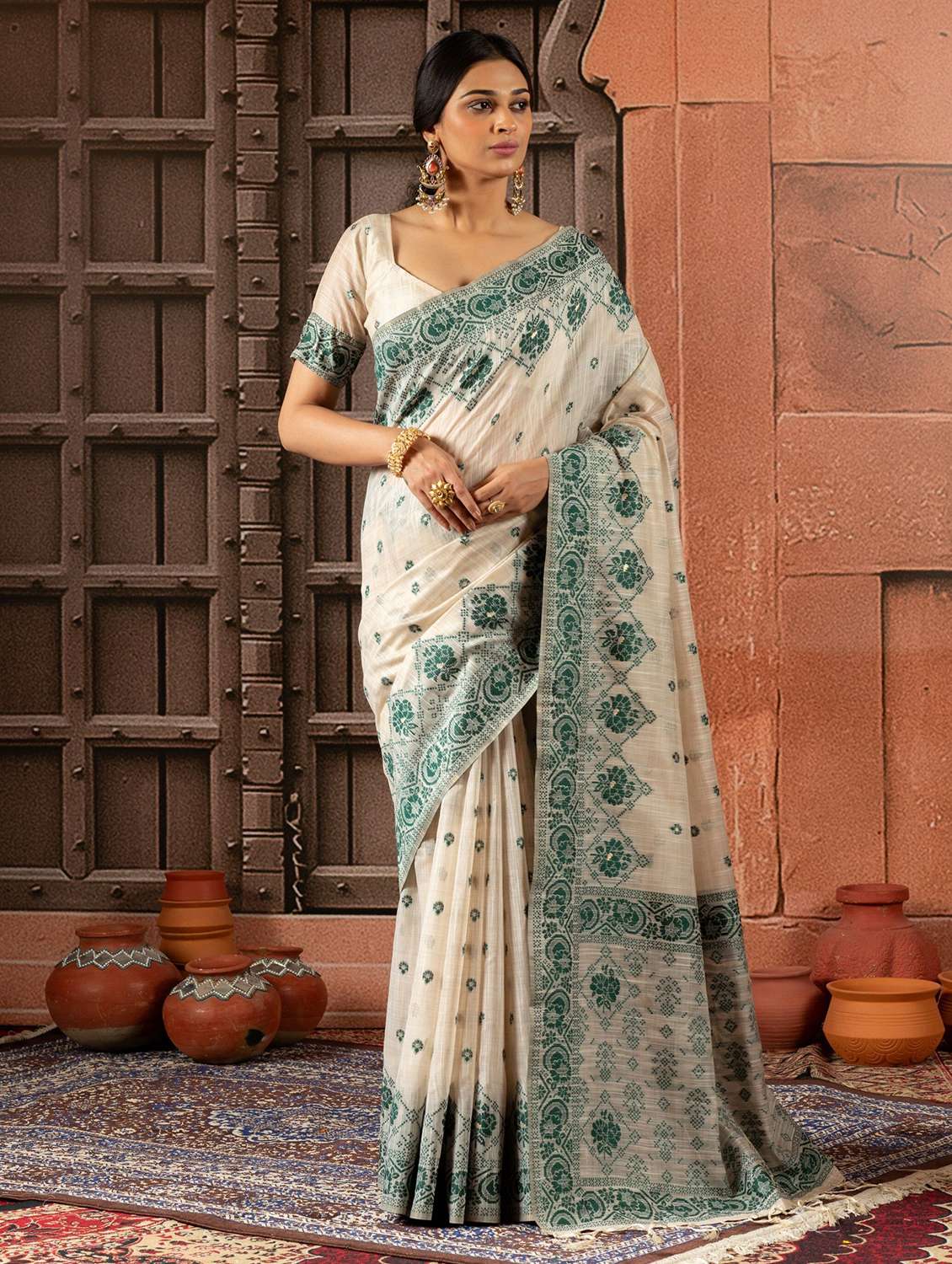 women self design handloom saree with blouse