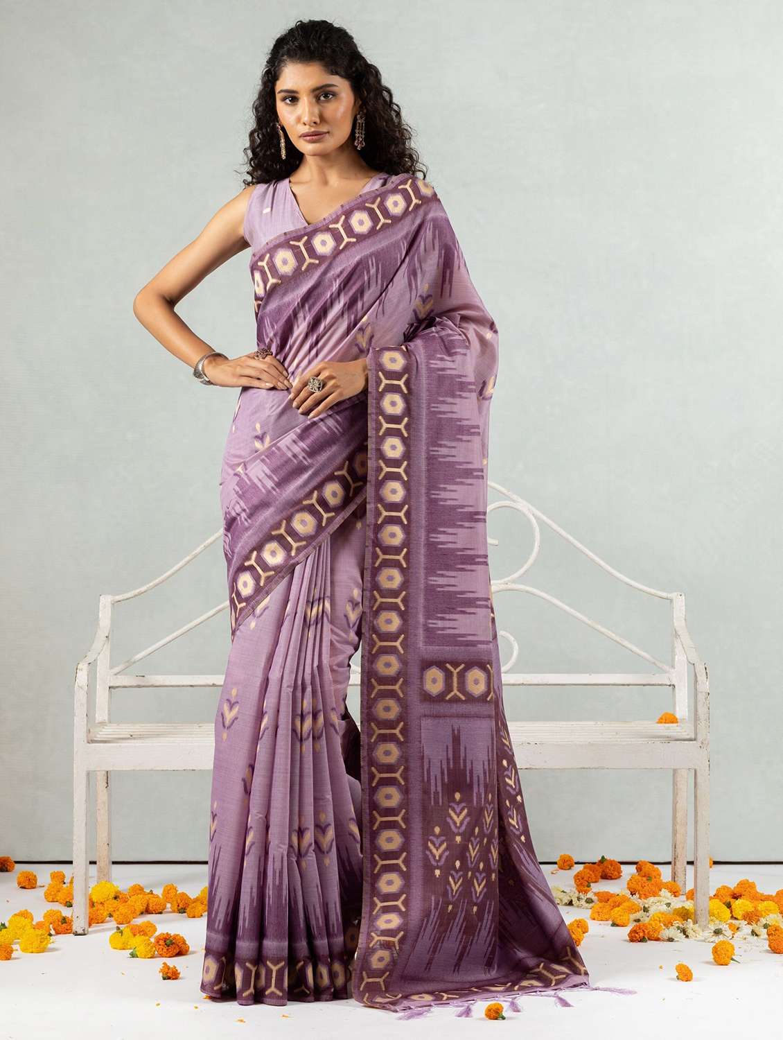 women self design handloom saree with blouse