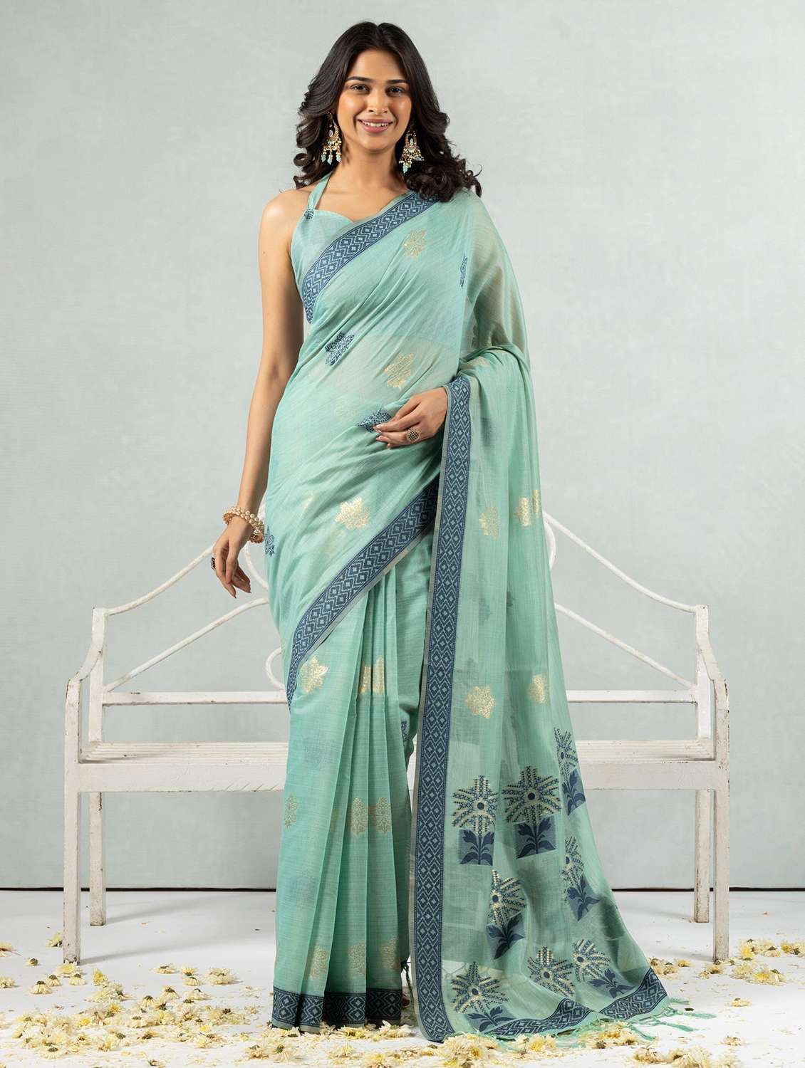 women self design handloom saree with blouse