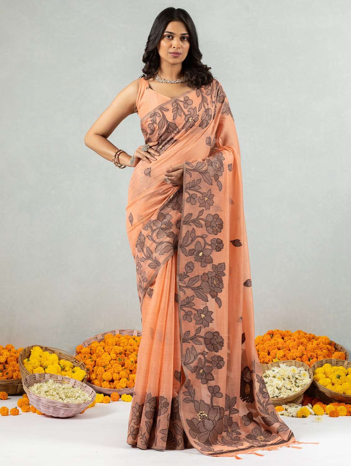 women self design handloom saree with blouse