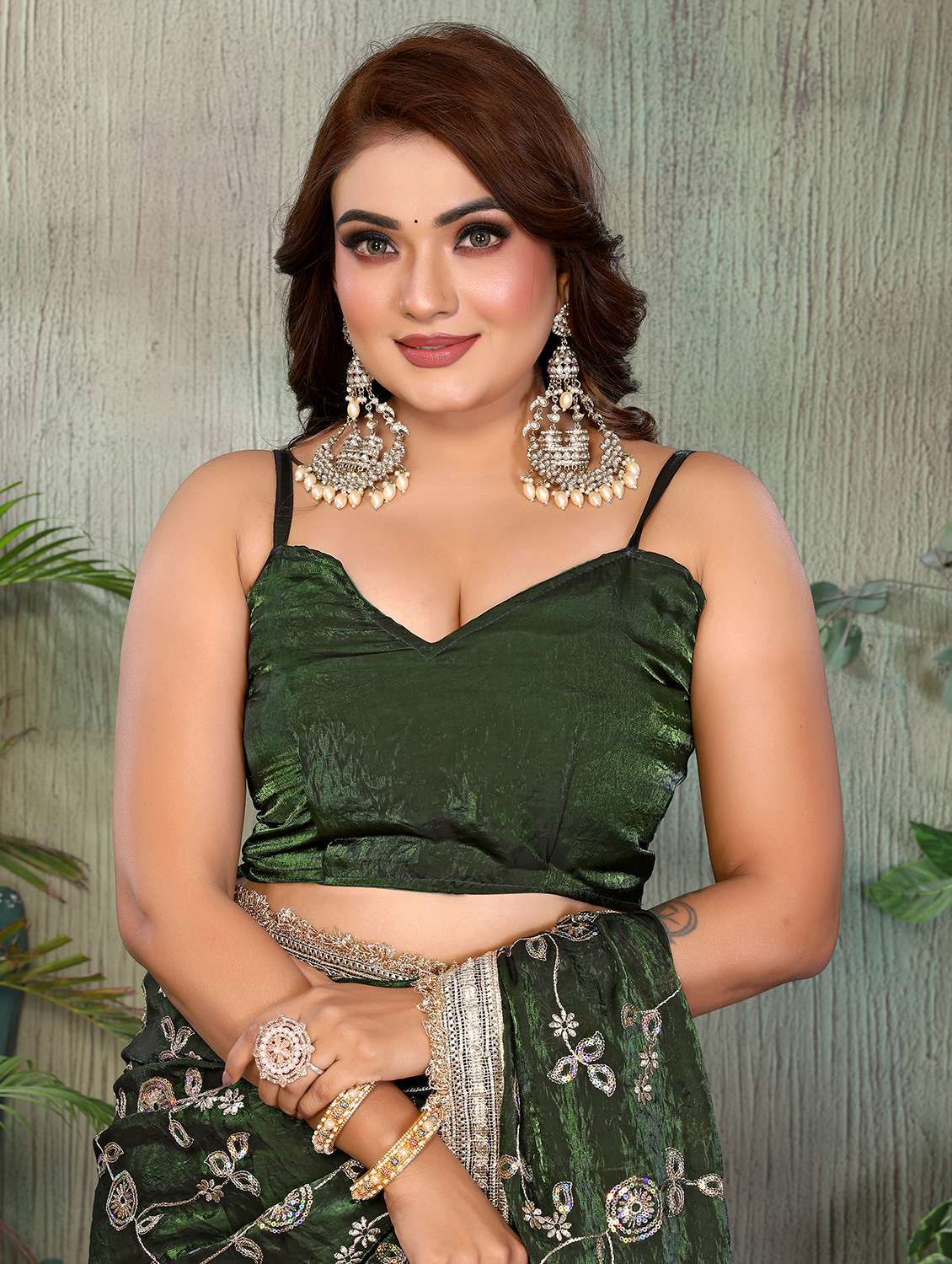 Women Solid With Work Embroidered Saree With Blouse - 22707345 -  Standard Image - 5