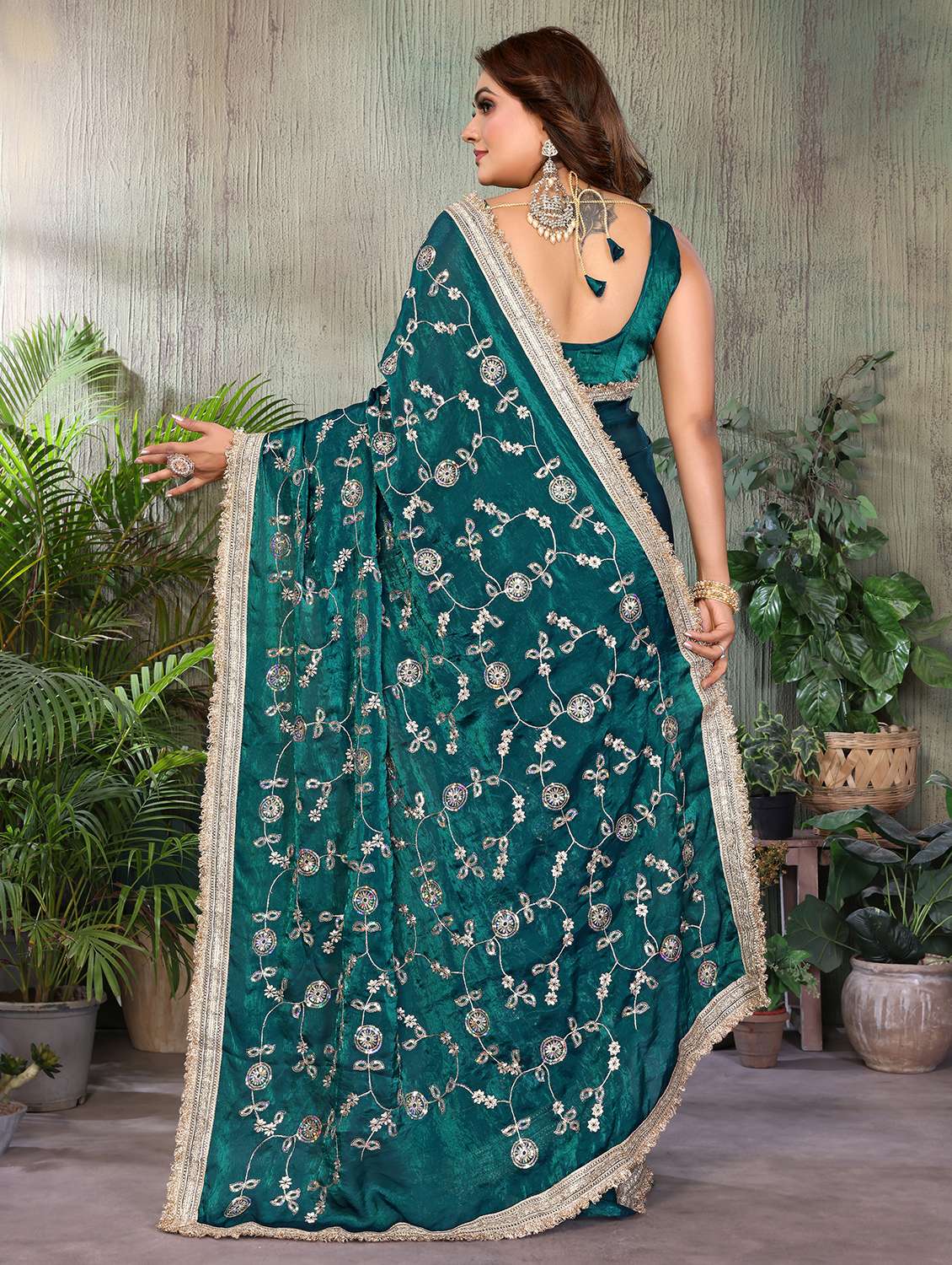 Women Solid With Work Embroidered Saree With Blouse - 22707348 -  Standard Image - 3