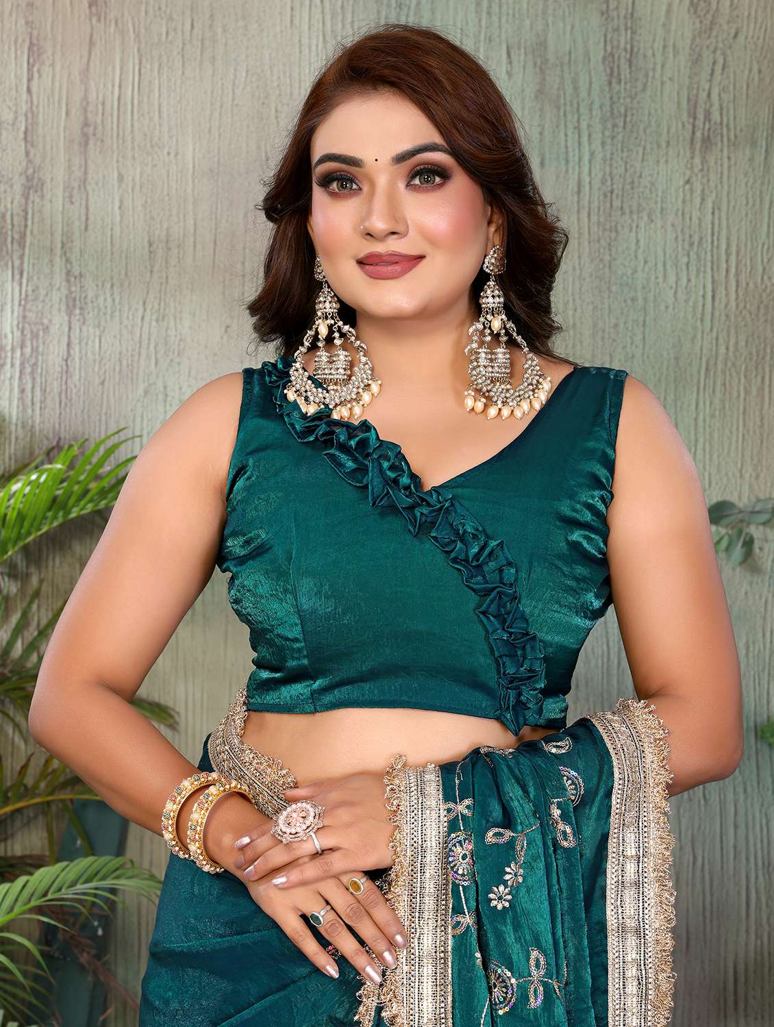Women Solid With Work Embroidered Saree With Blouse - 22707348 -  Standard Image - 5