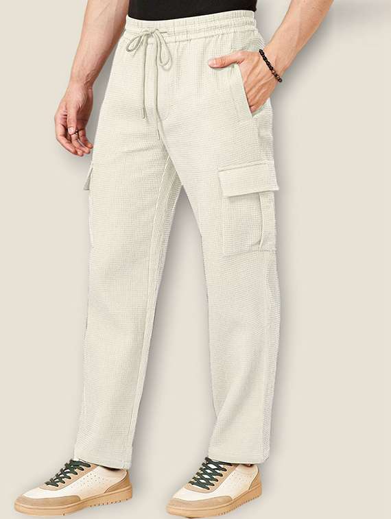 men textured mid rise regular fit cargo