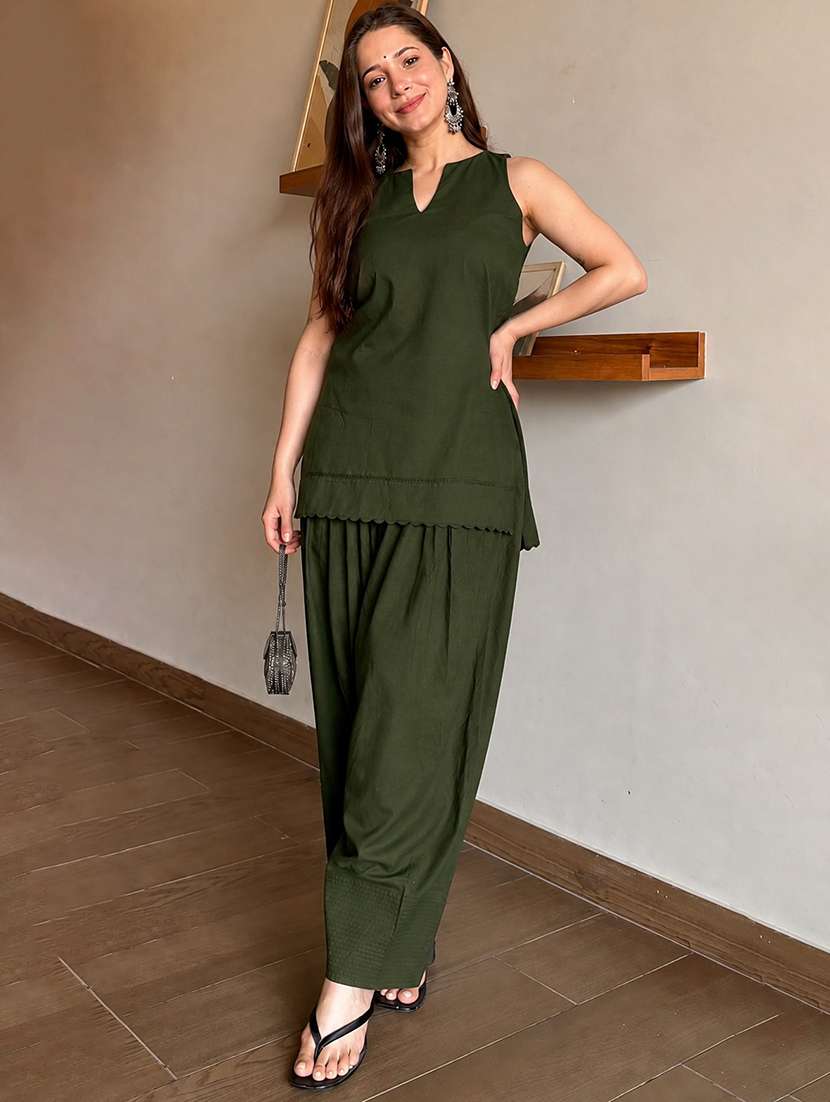 women solid sleeveless ethnic co-ord set