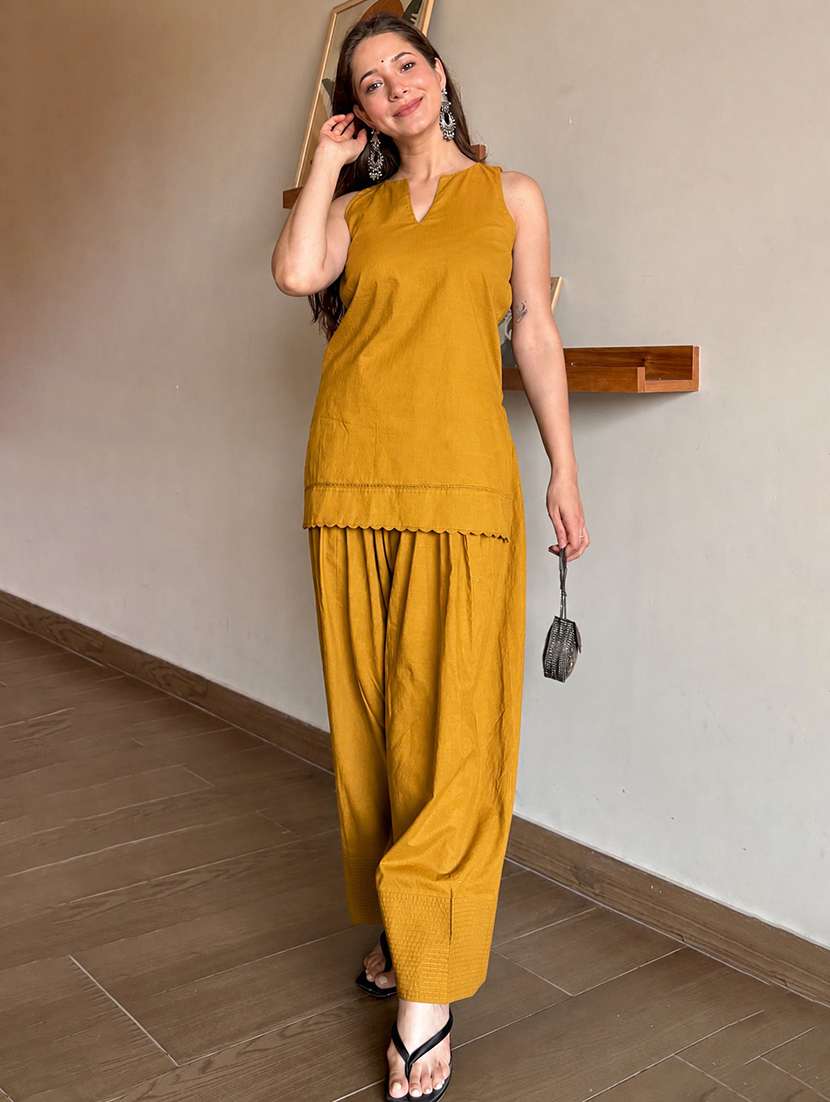 women solid sleeveless ethnic co-ord set