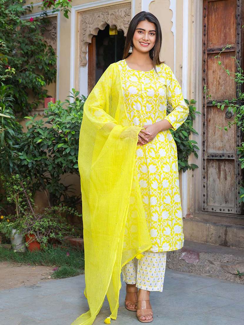 women printed three quarter sleeves kurta pant set with dupatta