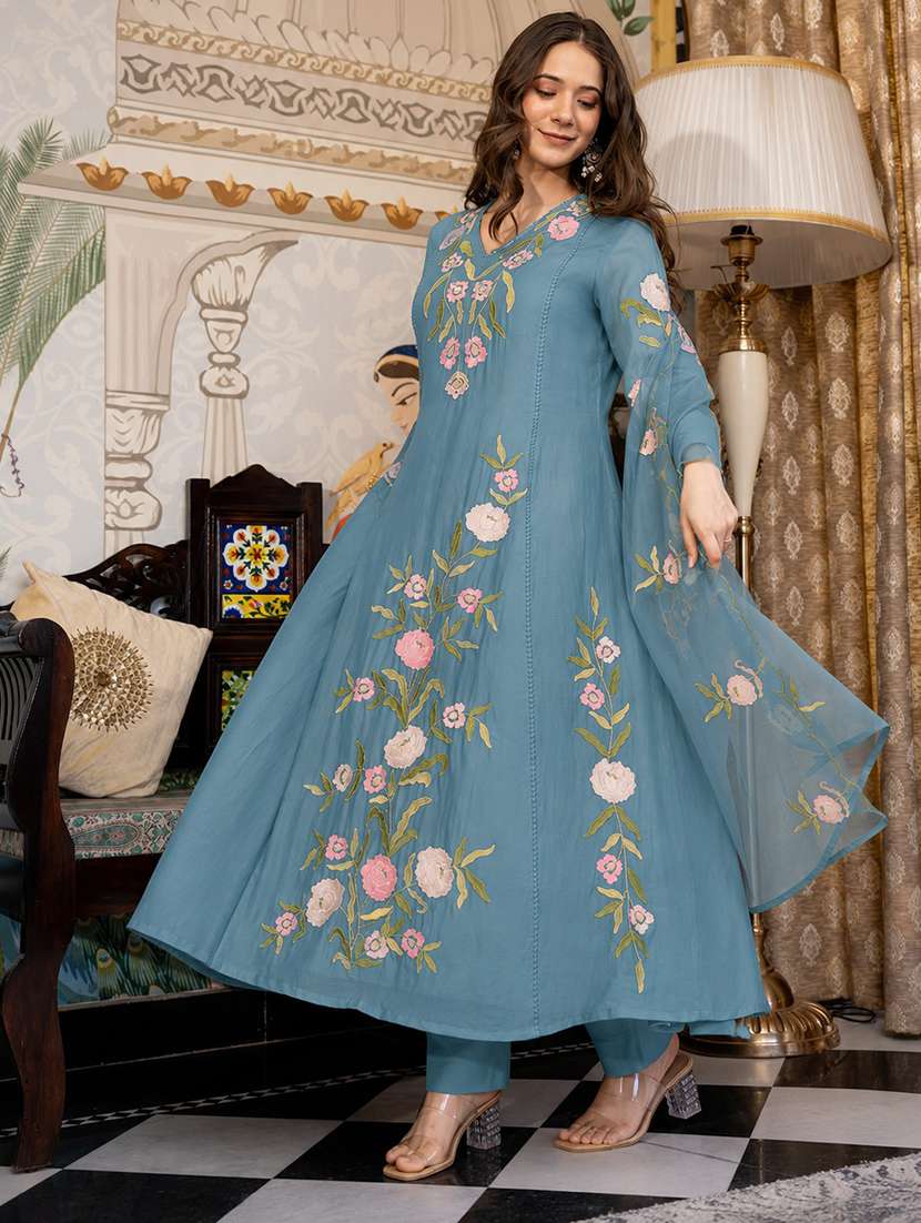 Women Embroidered Three Quarter Sleeves Kurta Pant Set With Dupatta - 22723148 -  Standard Image - 3