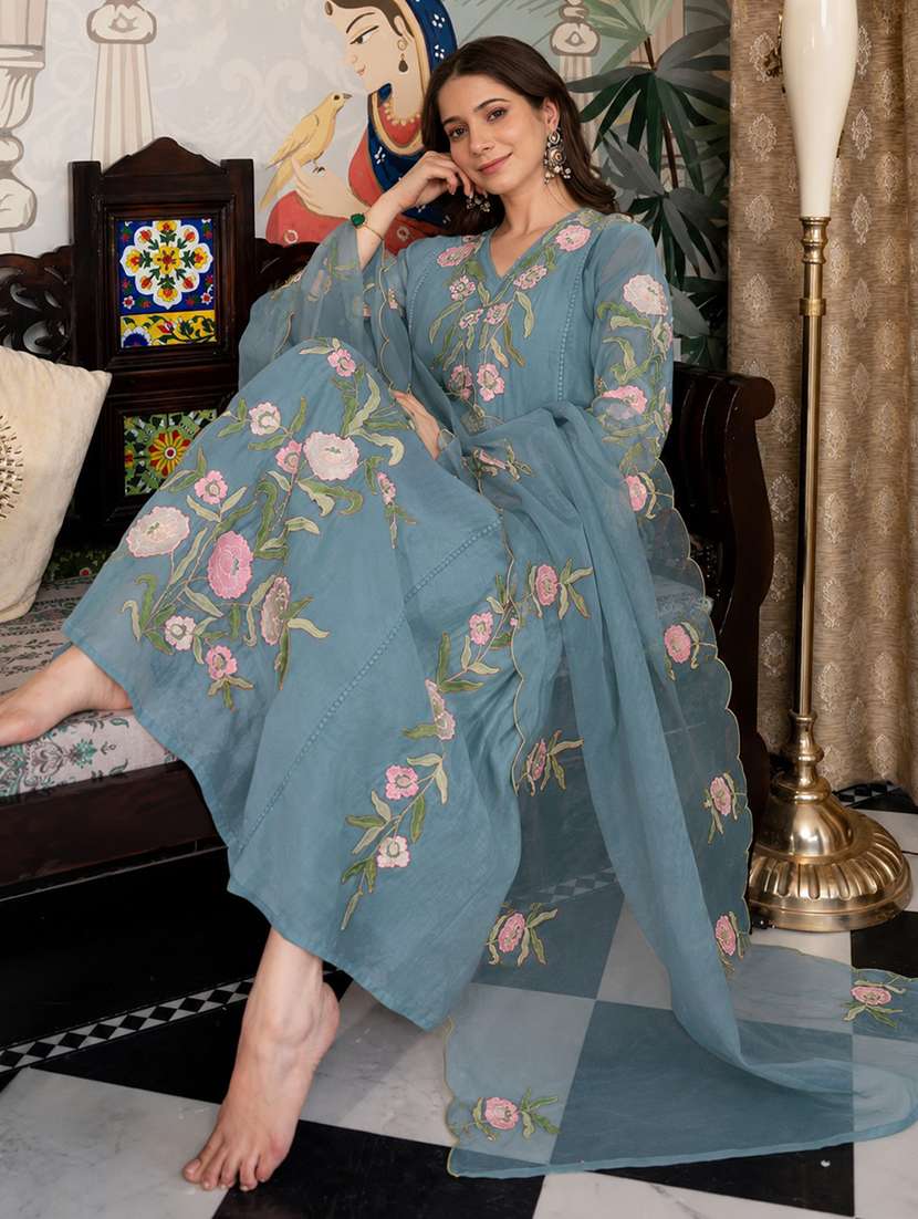 Women Embroidered Three Quarter Sleeves Kurta Pant Set With Dupatta - 22723148 -  Standard Image - 5