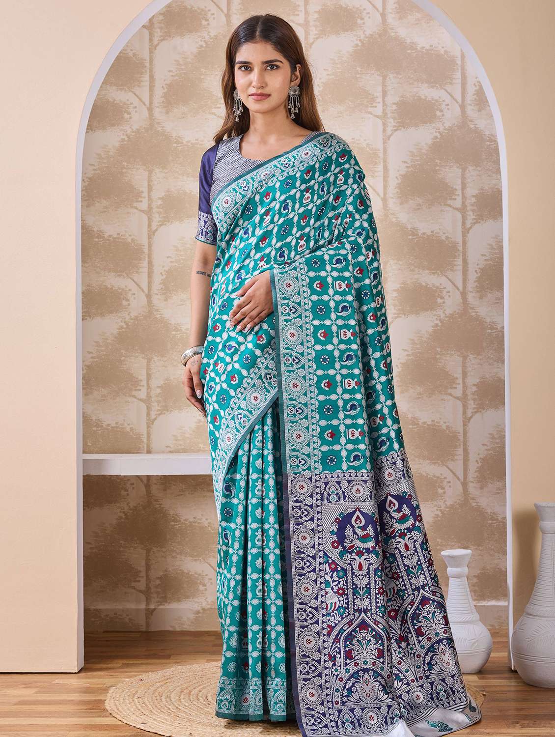 women self design banarasi saree with blouse
