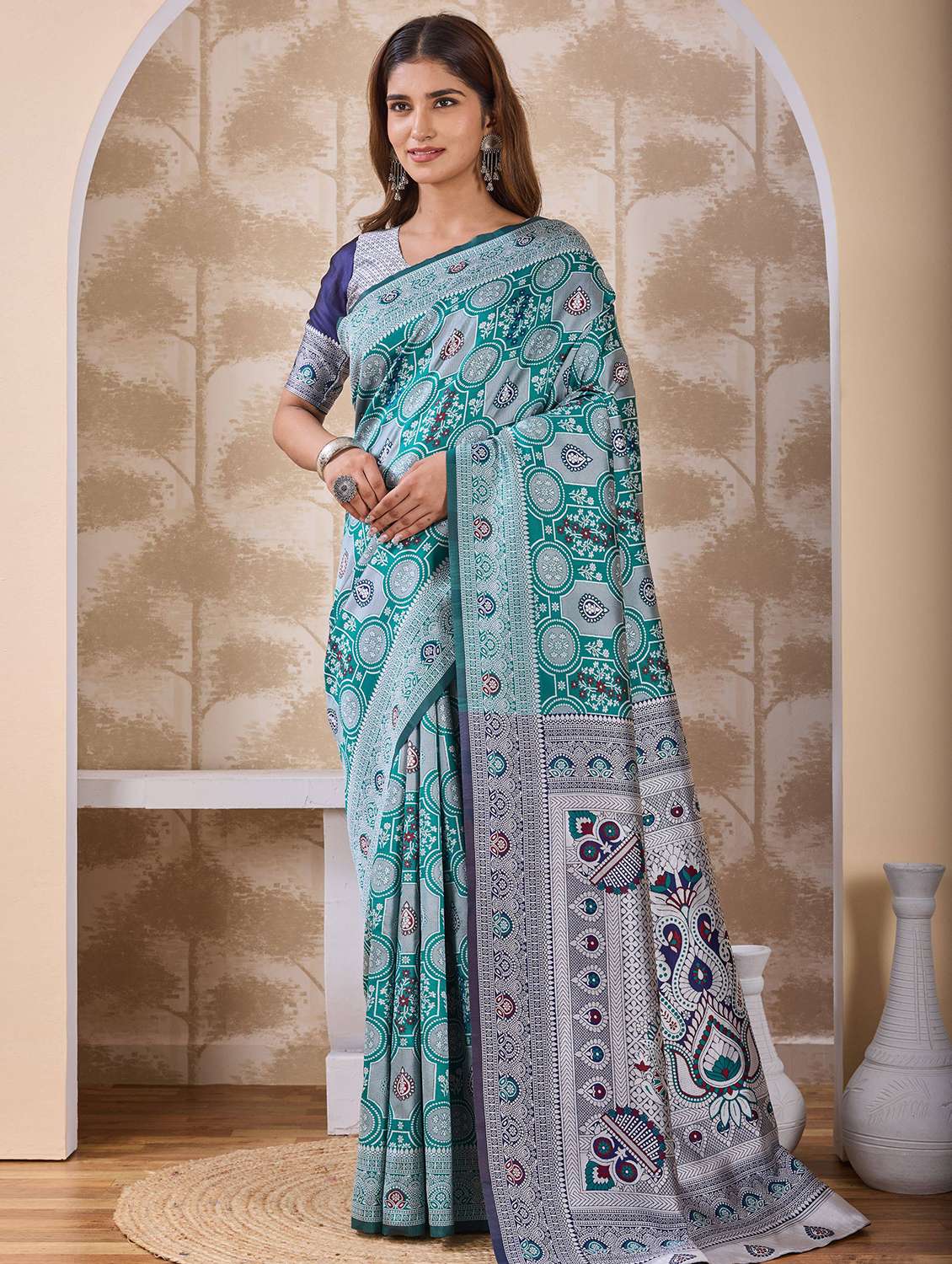 women self design banarasi saree with blouse