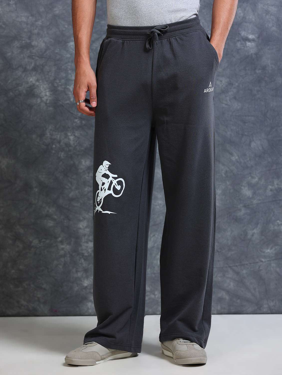 men printed mid rise relaxed fit track pant