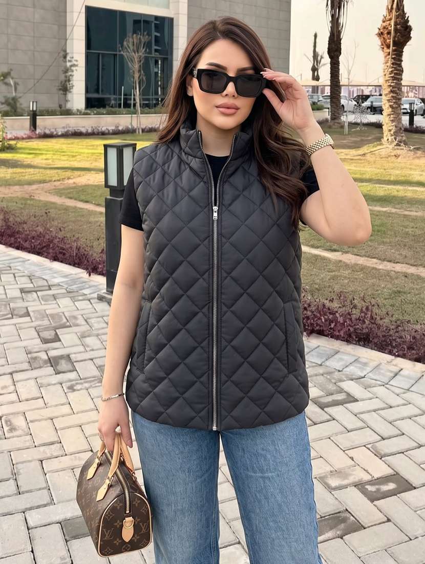 women solid sleeveless quilted jacket
