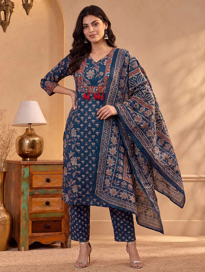 women printed three quarter sleeves kurta pant set with dupatta