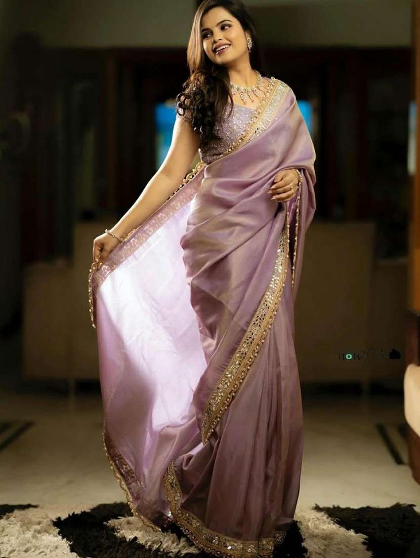 women solid with bordered saree with blouse