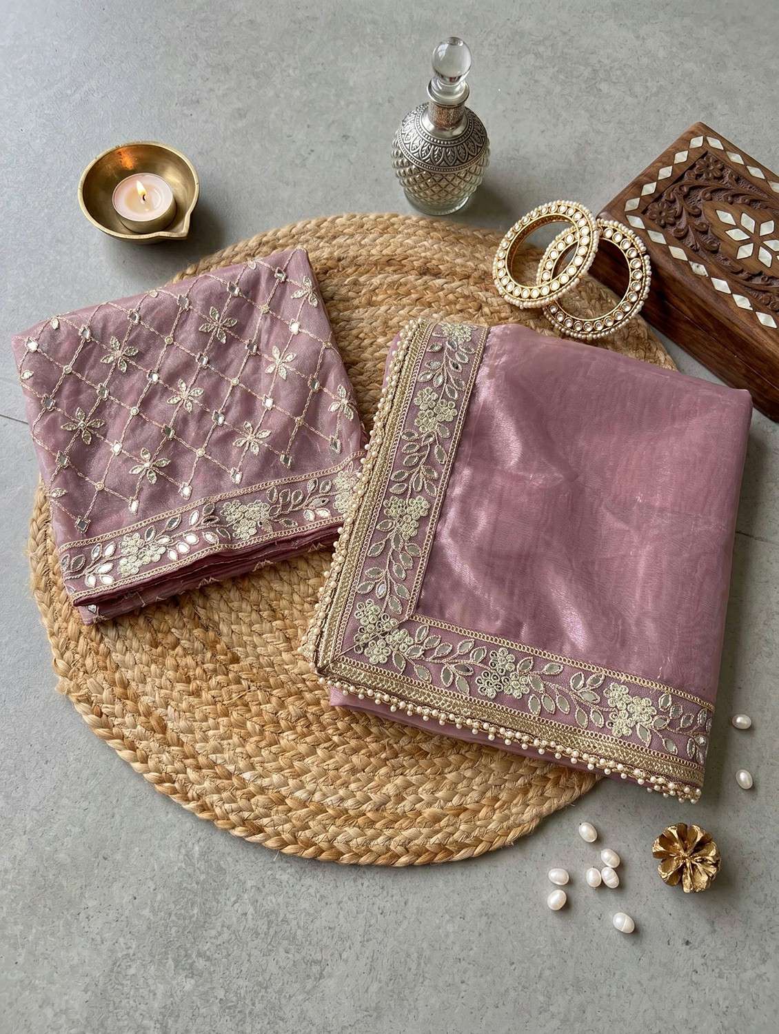 Women Solid With Bordered Saree With Blouse - 22727078 -  Standard Image - 3