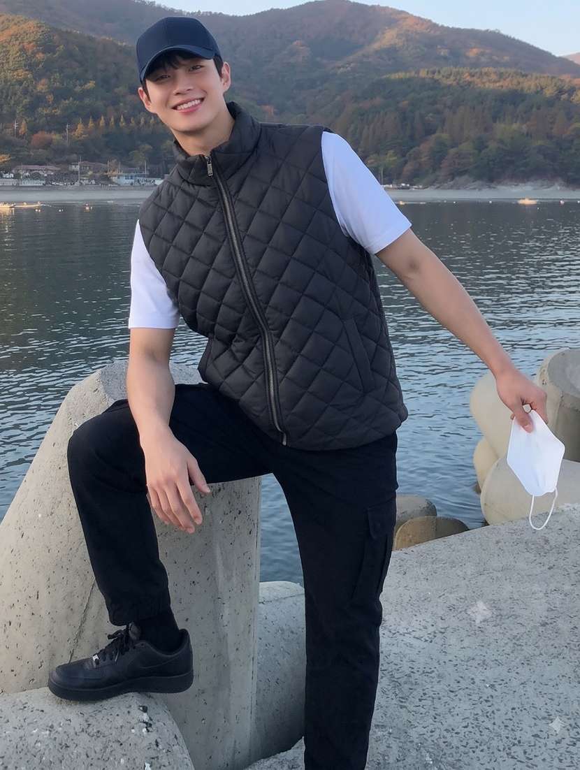men solid sleeveless lightweight quilted jacket