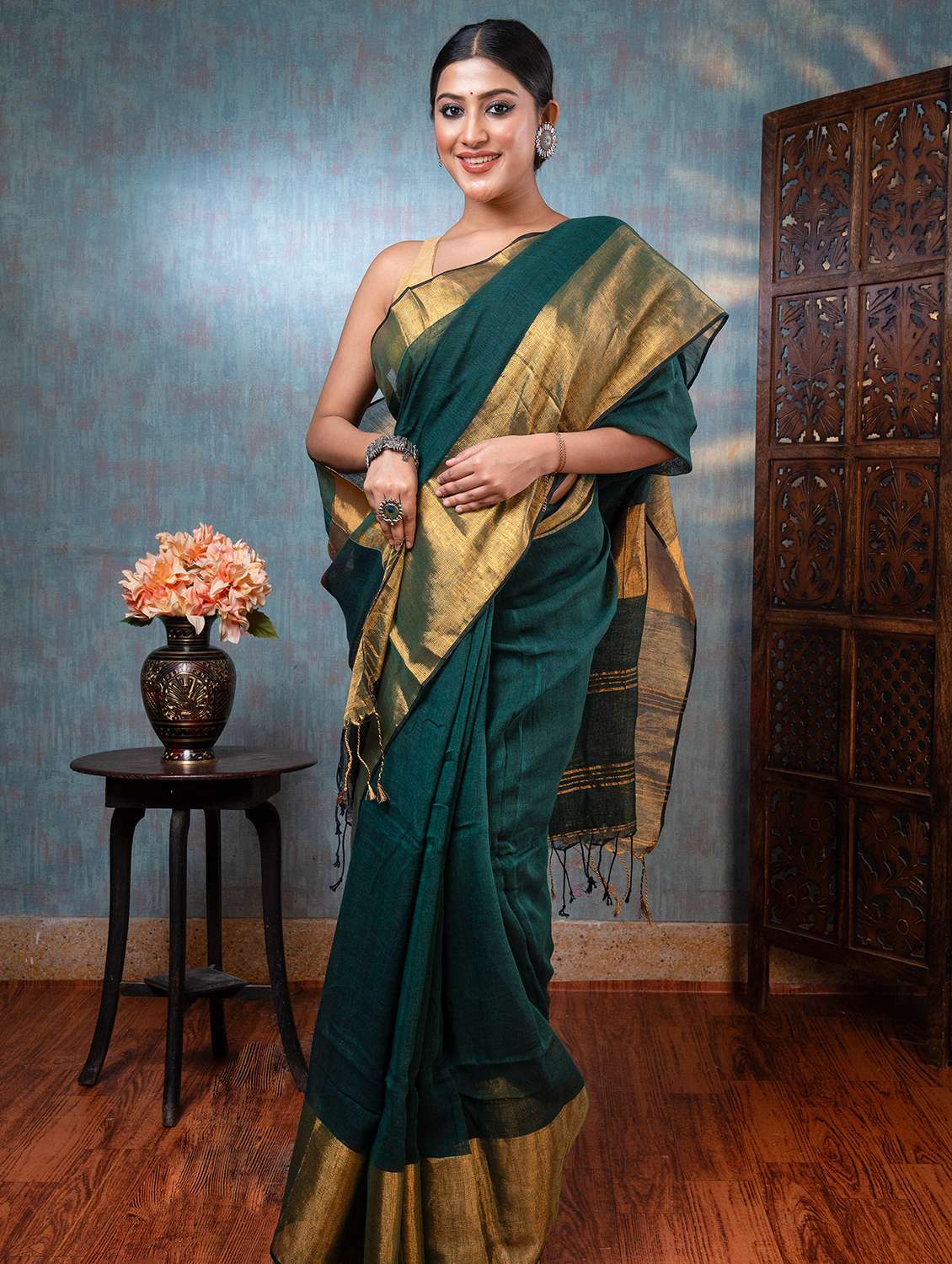 women solid with bordered handloom saree with blouse