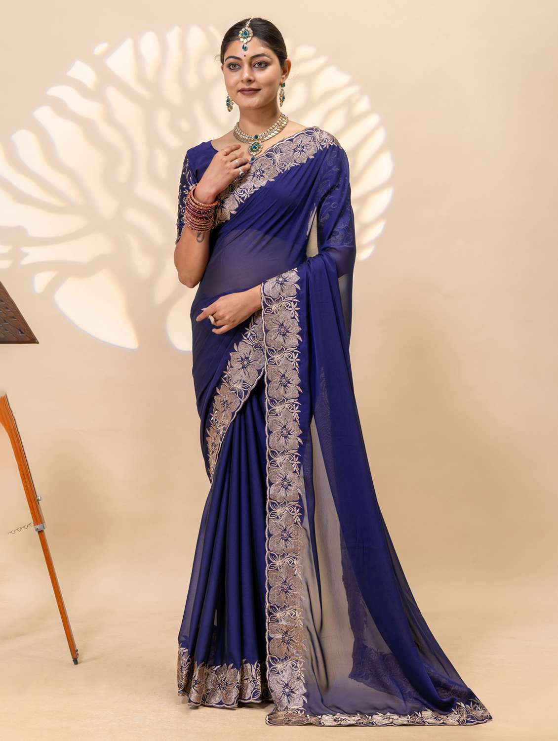 women solid with bordered saree with blouse