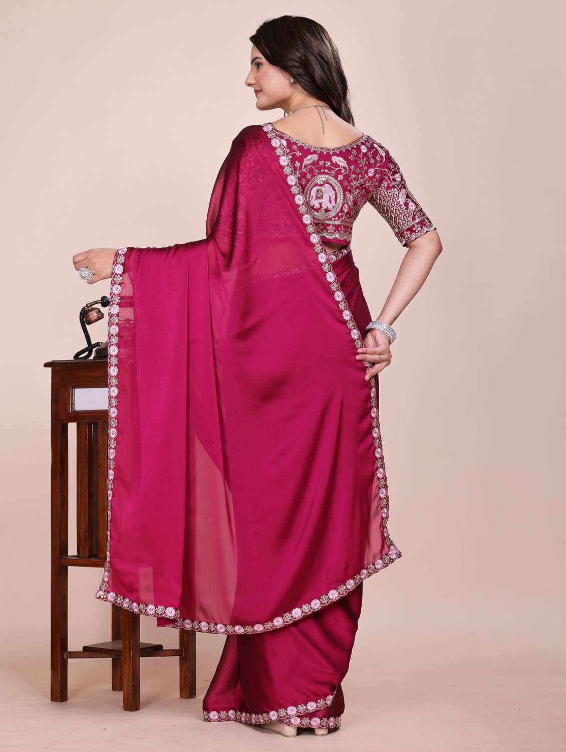 Women Solid With Bordered Saree With Blouse - 22729109 -  Standard Image - 3