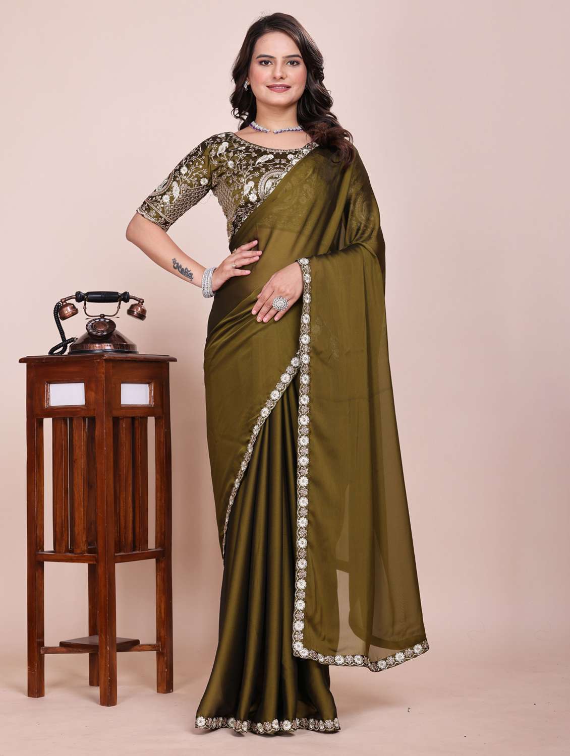 women solid with bordered saree with blouse