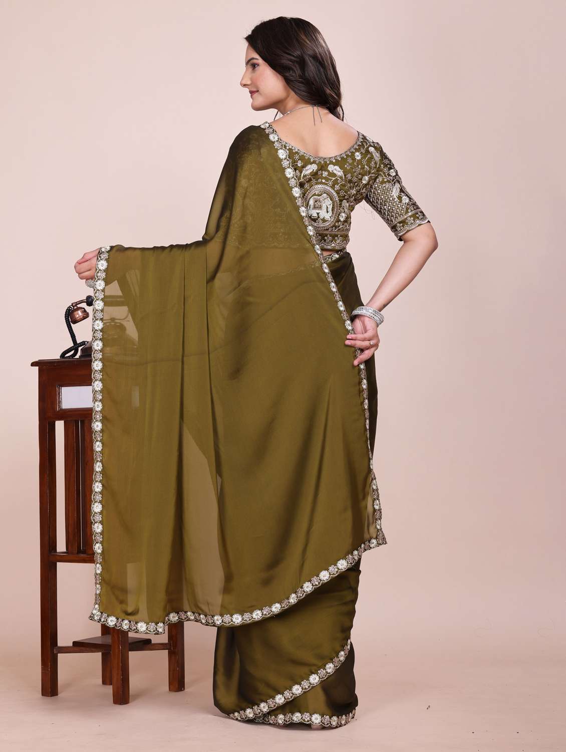 Women Solid With Bordered Saree With Blouse - 22729112 -  Standard Image - 3