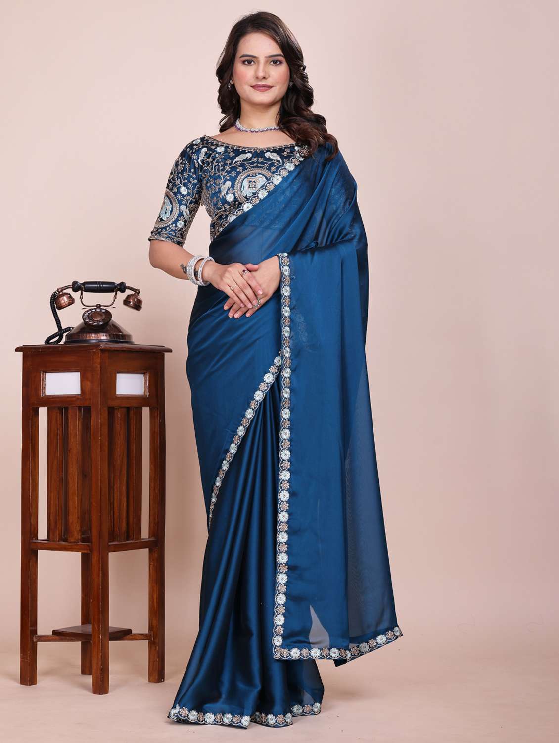 women solid with bordered saree with blouse